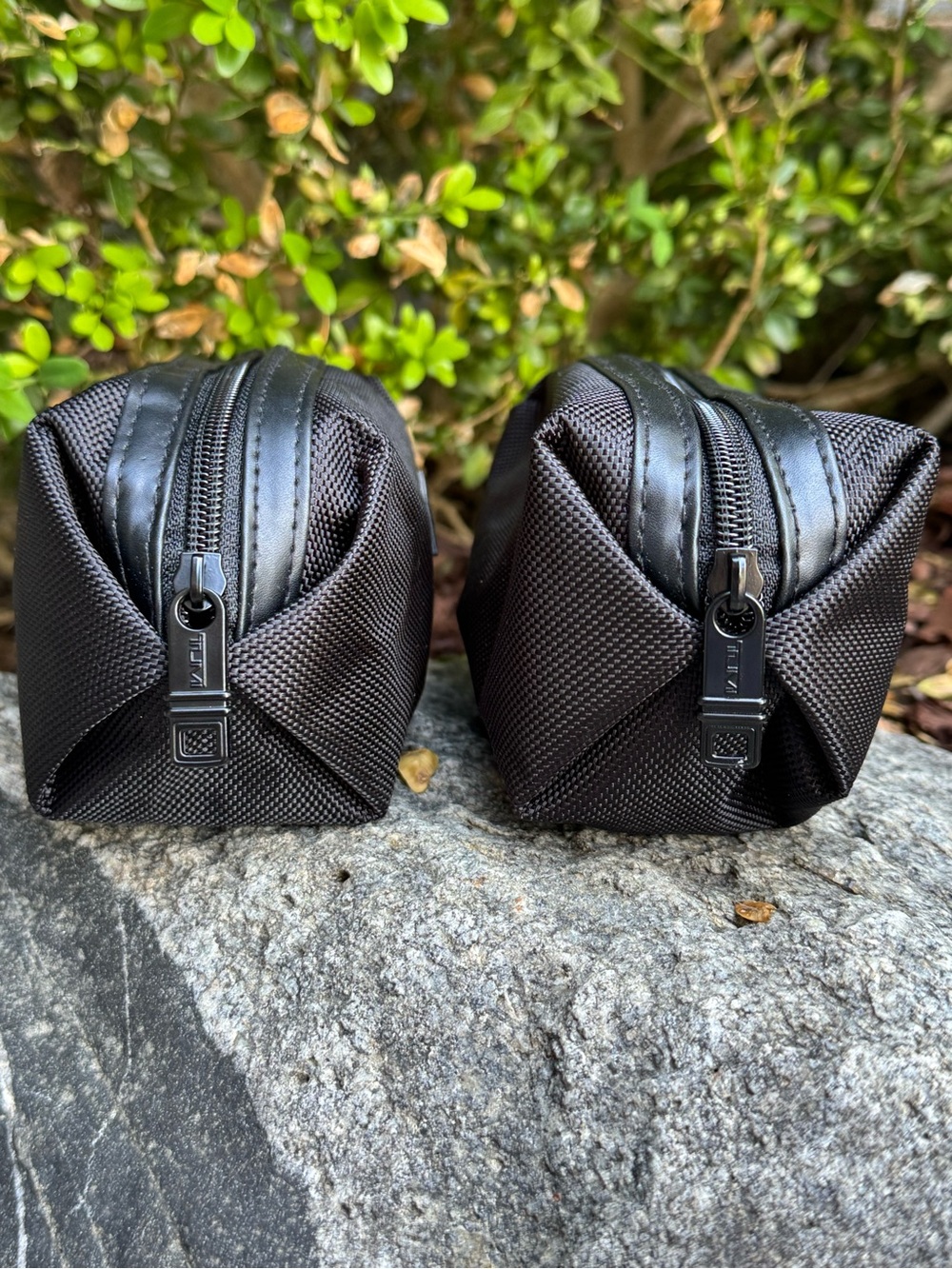 Tumi for Delta black pouches cosmetic toiletry bags - Picture 2 of 8